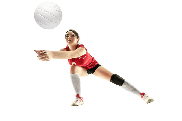 Vrouwelijke professionele volleyballer geïsoleerd op wit - Foto, afbeelding