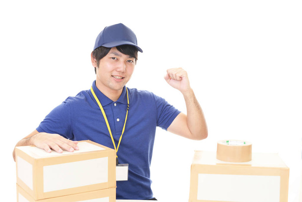 Sorrindo homem de entrega com pacotes
 - Foto, Imagem