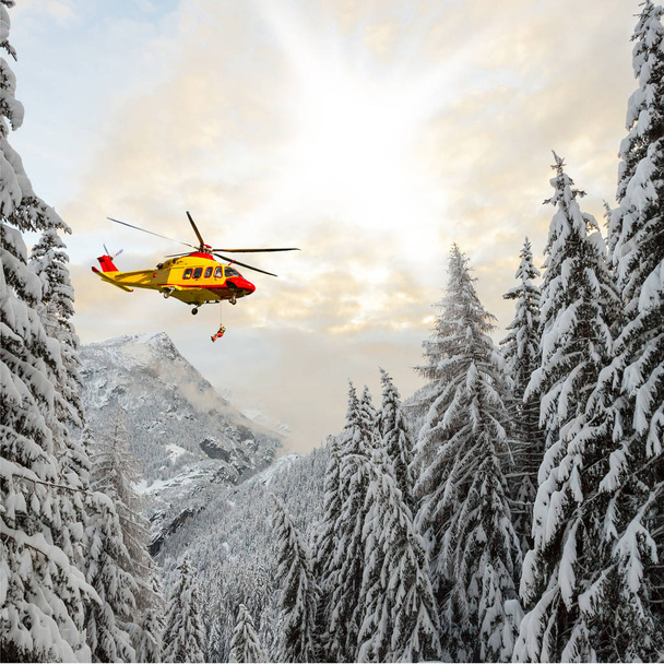 hélicoptère de sauvetage avec sauveteur au treuil
 - Photo, image