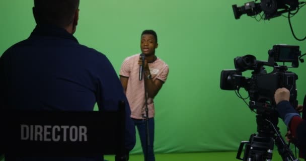 Mann singt bei einem Vorsprechen - Filmmaterial, Video