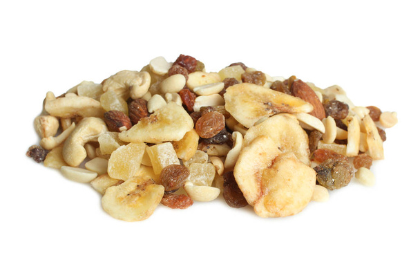 Směs ořechů a suché plody izolované na bílém. Koncept užitečné potraviny, bílkoviny. - Fotografie, Obrázek