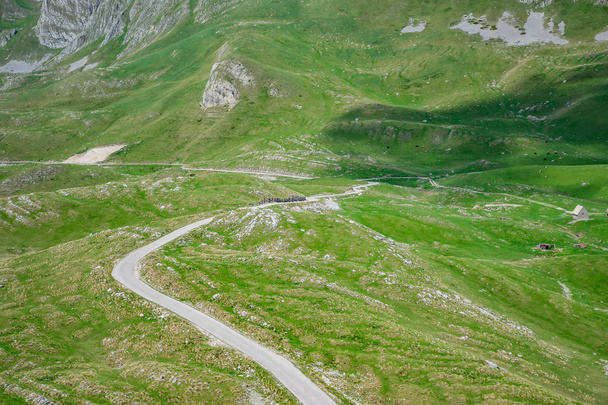 Malebná silnice mezi hory v národním parku Durmitor, Černá Hora - Fotografie, Obrázek