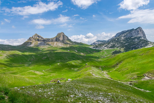 Vista panorámica del paso de montaña Sedlo, al norte de Montenegro
 - Foto, imagen