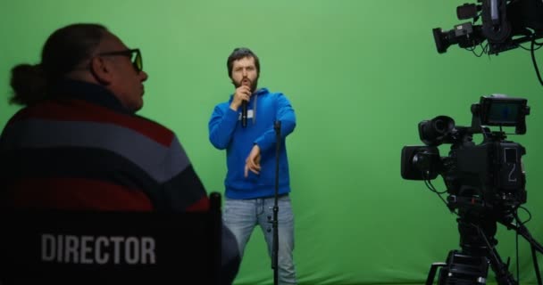 Mann singt bei einem Vorsprechen - Filmmaterial, Video