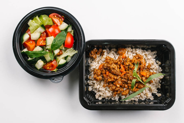 白い背景のボックスにボロネーゼ大麦と野菜サラダの適切な栄養のトップ ビュー - 写真・画像