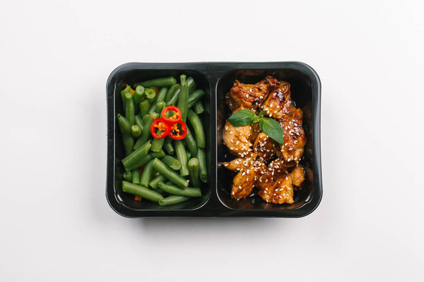 Vue du dessus de la bonne nutrition de la viande de style asiatique avec des haricots verts en boîte sur fond blanc
 - Photo, image