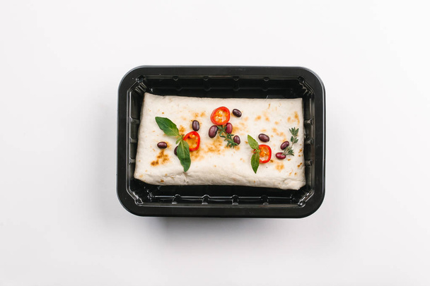Vista superior de la nutrición adecuada con rollo de burrito en caja sobre fondo blanco
 - Foto, imagen