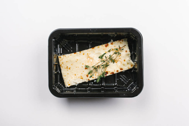 Widok z góry z prawidłowego odżywiania w pudełku z cheesy zapiekanka na białym tle - Zdjęcie, obraz