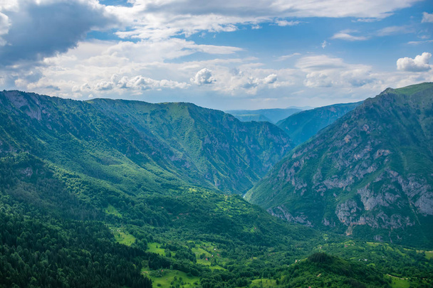 Panoraamanäkymät vihreälle syvälle kanjonille korkeilla vuorilla
  - Valokuva, kuva