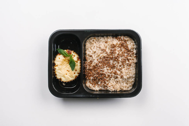 白い背景の上のお粥とケーキ ボックスの適切な栄養のトップ ビュー - 写真・画像
