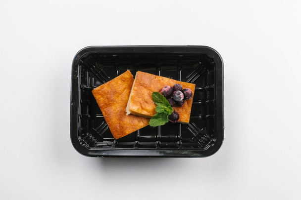 Ansicht von oben der richtigen Ernährung von Tortenstücken in Schachtel auf weißem Hintergrund - Foto, Bild