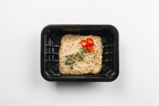 Kutusunda peynirli güveç ile doğru beslenme beyaz arka plan üzerinde yukarıdan - Fotoğraf, Görsel