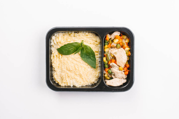 Vista superior de la nutrición adecuada de pudín y carne con verduras en caja sobre fondo blanco
 - Foto, imagen
