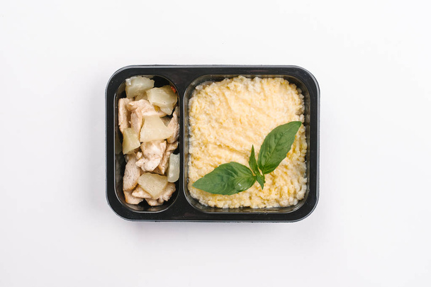 Vista superior de la nutrición adecuada de pudín y carne en caja sobre fondo blanco
 - Foto, imagen