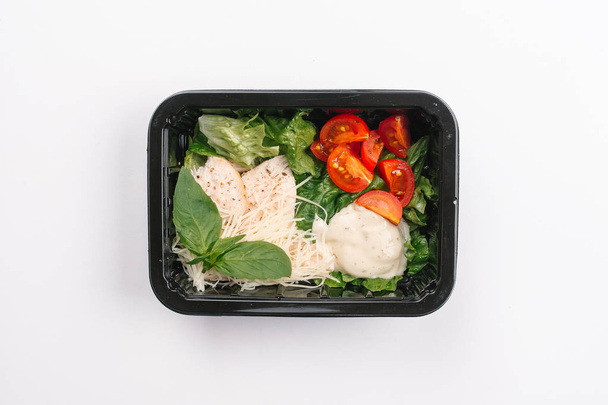 Ansicht der richtigen Ernährung von Fleisch unter Käse und Gemüse in Schachtel auf weißem Hintergrund - Foto, Bild