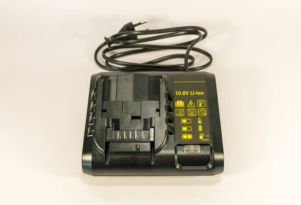 Мощное черное зарядное устройство для зарядки профессиональной отвертки
 - Фото, изображение