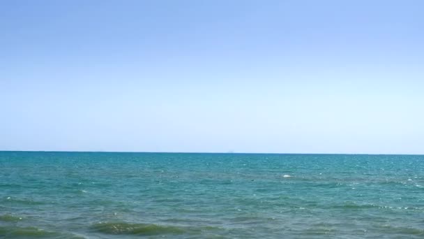 Agua de mar azul y vista al cielo en un soleado día de verano
. - Metraje, vídeo