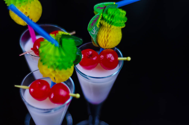 rommiin ja muihin aineksiin perustuva eksoottinen juoma, baarimikon valmistama cocktail
 - Valokuva, kuva