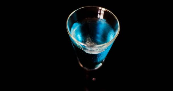 освежающий ликер в высоком бокале, алкогольный напиток, приготовленный барменом, ночная жизнь
 - Фото, изображение