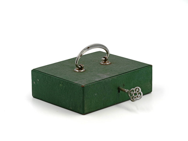 Caja de mini candado de hierro viejo vintage verde, caja de efectivo con llave aislada sobre fondo blanco
 - Foto, Imagen