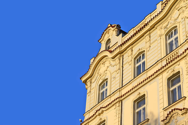 Praga, Republika Czeska - 4 maja 2018: Fragment fasady starego budynku. - Zdjęcie, obraz