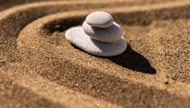 Zen meditációs kő, homok, koncepció tisztasági harmónia és a spiritualitás, a spa wellness- és jóga háttér, a harmónia - Fotó, kép