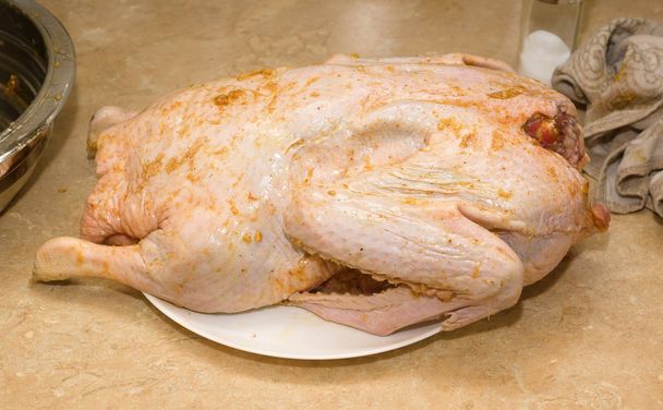 anfitriona está preparando un gran pato gordo para la mesa festiva
 - Foto, Imagen