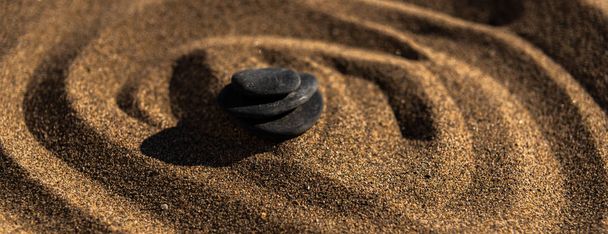 πέτρα Zen διαλογισμού στην άμμο, ιδέα για αρμονία καθαρότητα και πνευματικότητα, σπα ευεξίας και γιόγκα φόντο, αρμονία - Φωτογραφία, εικόνα