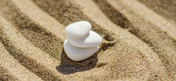 Zen meditatie steen in zand, concept voor zuiverheid harmonie en spiritualiteit, spa Wellness- en yoga-achtergrond, harmonie - Foto, afbeelding