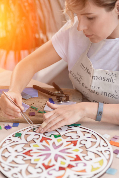 İşyeri mozaik ustası: aracı bir mozaik yapım sürecinde mozaik Ayrıntılar için holding kadın eller - Fotoğraf, Görsel
