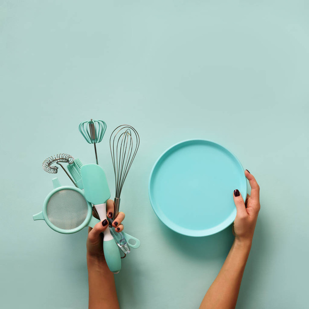 Main féminine tenant bol vide sur fond bleu avec espace de copie. Manger sainement, concept de régime. Bannière. Culture carrée
 - Photo, image