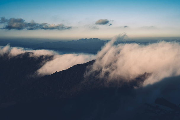Φως του δειλινού ουρανό και ομίχλη στο βουνό το βράδυ  - Φωτογραφία, εικόνα