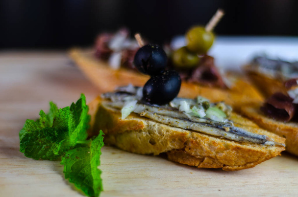 tapas de mariscos españoles, mini sándwiches juego de alimentos, aperitivo delicioso, almuerzo
 - Foto, Imagen