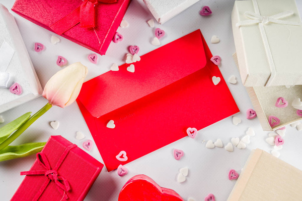 Fondo de cajas de regalos de San Valentín, marco para el fondo de la tarjeta de felicitación de vacaciones, con corazones de caramelo confeti, laico plano, vista superior, espacio de copia
 - Foto, Imagen
