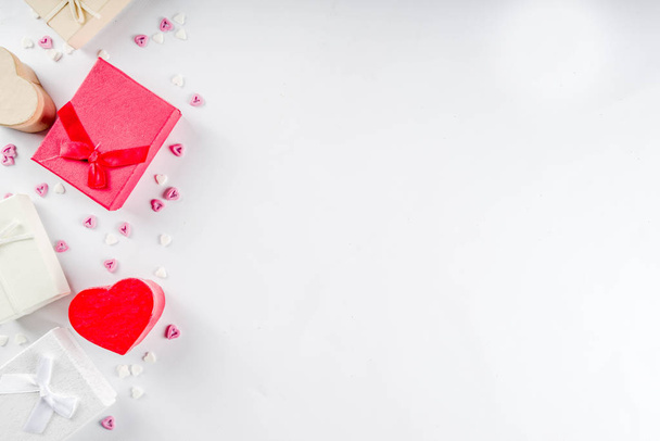 Valentinstag Geschenkboxen Hintergrund, Rahmen für Feiertagsgrußkarte Hintergrund, mit Konfetti Bonbonherzen, flach gelegt, Ansicht von oben, Kopierraum - Foto, Bild