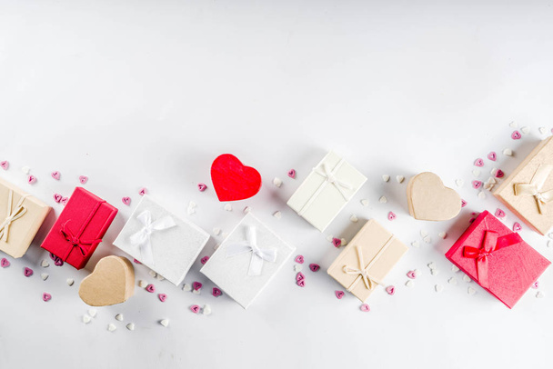 Fondo de cajas de regalos de San Valentín, marco para el fondo de la tarjeta de felicitación de vacaciones, con corazones de caramelo confeti, laico plano, vista superior, espacio de copia
 - Foto, imagen