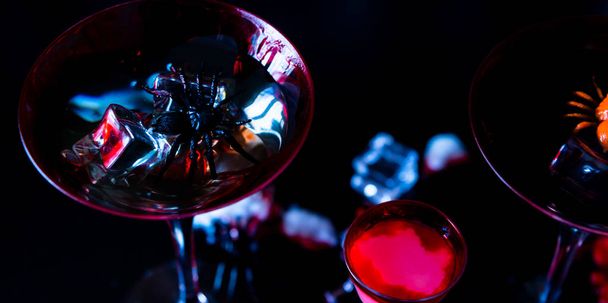 жуткие коктейли на Хэллоуин с кровью, пауками и кубиками льда, напитки на вечеринке
 - Фото, изображение