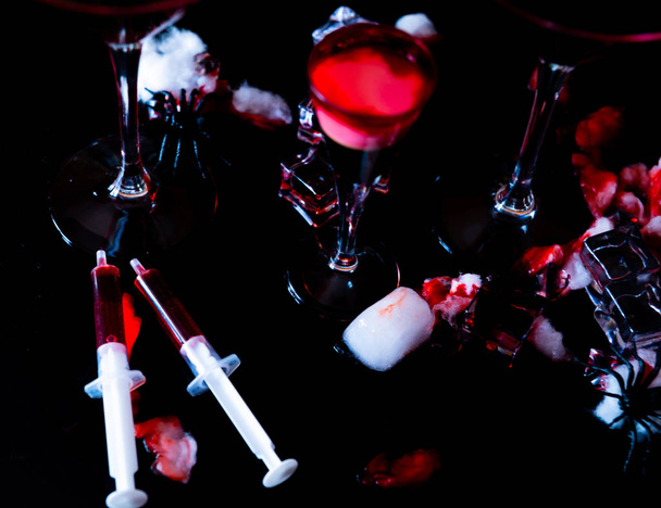 моторошні вечірки на Хеллоуїн коктейлі з кров'ю, павуки та кубики льоду, напої на вечірці
 - Фото, зображення