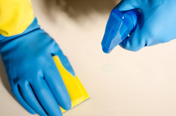 ręce w rękawiczkach gumowych czyszczenia powierzchni płytek ceramicznych, bezpieczne i higieniczne czyszczenie, utrzymanie czystości w domu - Zdjęcie, obraz