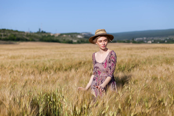 μοντέρνα γυναίκα αγρότη πεδίο σιτάρι συγκομιδή σίκαλη - Φωτογραφία, εικόνα