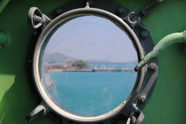 Сталевий порт військового корабля, крупним планом
  - Фото, зображення