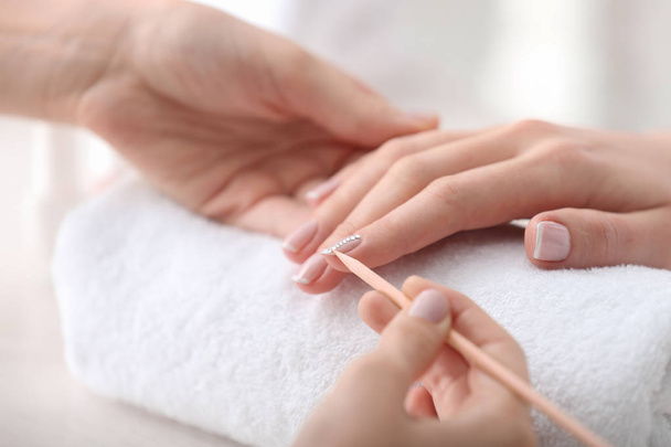 Giovane donna ottenere bella manicure in salone, primo piano
 - Foto, immagini