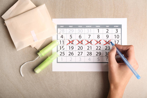 Nő a menstruációs naptár asztalnál - Fotó, kép