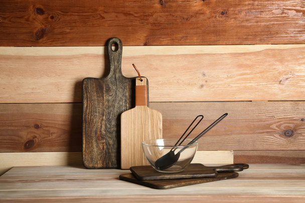stilvolle Küchenutensilien auf Holztisch - Foto, Bild