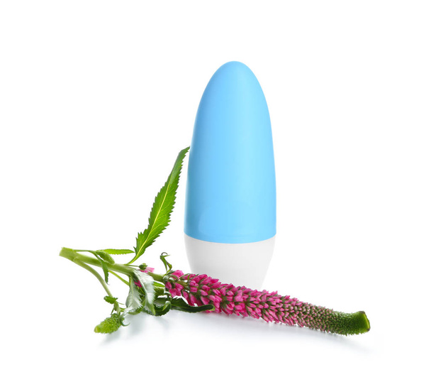Desodorante y flor sobre fondo blanco
 - Foto, imagen