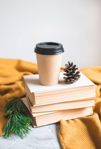 Take Away Lettura del libro della tazza di caffè Tempo d'inverno Riposo Sfondo tempo libero Trascorrere
 - Foto, immagini