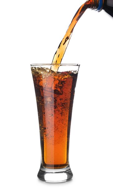 Gießen von schmackhaftem Soda in Glas auf weißem Hintergrund - Foto, Bild