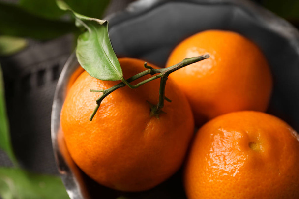 Bol avec de savoureuses mandarines juteuses, gros plan
 - Photo, image