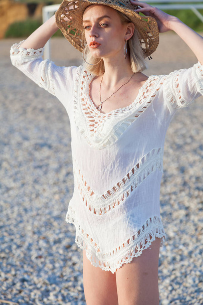 uma mulher bonita em um maiô branco no Oceano de Praia
 - Foto, Imagem