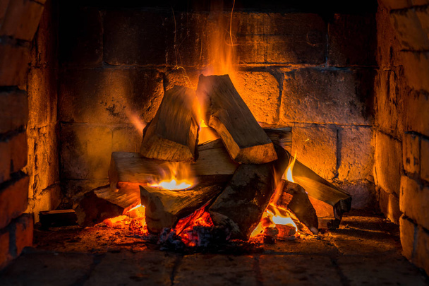 Chauffage au bois dans une cheminée confortable à la maison, garder au chaud
. - Photo, image
